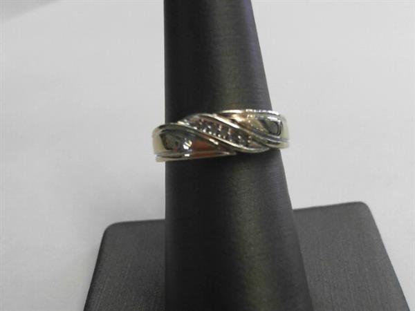 Gent’s Gold-Diamond Wedding Band 5 Diamonds .05 Carat T.W. 10K White Gold 4.5g
