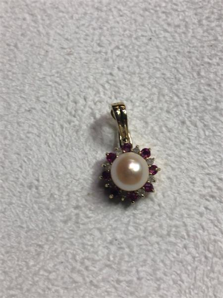 Pearl 8 Diamonds .08 Carat T.W. 14K Yellow Gold 1.5g