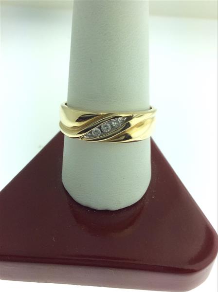 Gent’s Gold-Diamond Wedding Band 3 Diamonds .09 Carat T.W. 14K Yellow Gold 5g