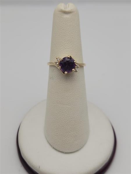 Amethyst Lady’s Stone & Diamond Ring 4 Diamonds .04 Carat T.W. 14K Yellow Gold