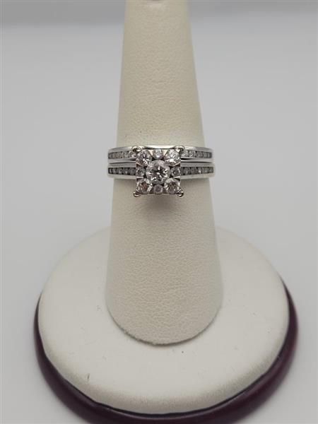 Lady’s Diamond Cluster Ring 35 Diamonds 1.40 Carat T.W. 14K White Gold 5.8g
